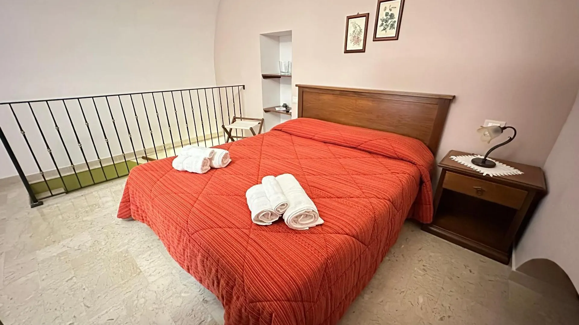 Historic B&B Apartments Home キアラモンテ・グルフィ 0*,  イタリア